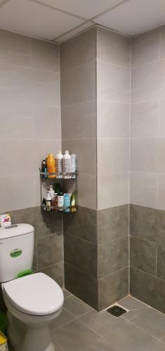Phòng tắm NewTown Apartment, Thủ Đức Căn hộ Newtown Apartment hướng Đông Nam, nội thất cơ bản.