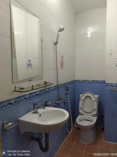 Toilet   Bán nhà phố đường Nguyễn Đình Chính phường 15 quận Phú Nhuận, diện tích đất 35.1m2, sổ hồng 