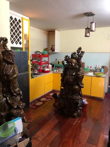 Bên trong nhà phố Phan Huy Ích, Gò Vấp Nhà phố hướng Tây Bắc, có dãy 12 phòng trọ, hẻm xe hơi. 