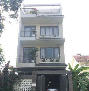 Mặt tiền nhà phố Quận 9 Nhà phố KDC Hưng Phú kết cấu 1 trệt 3 lầu, có Gara để xe hơi trong nhà.