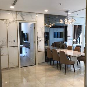 phòng khách Căn hộ Vinhomes Golden River hướng Đông Bắc, diện tích 118.8m²