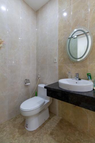 Toilet nhà phố Bình Thạnh Nhà phố 3 tầng Nơ Trang Long, đầy đủ nội thất, có nở hậu.