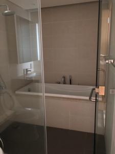 Phòng tắm căn hộ Sarimi Sala Đại Quang Minh, Quận 2 Căn hộ Sarimi Sala Đại Quang Minh tầng 7 view Landmark 81 tuyệt đẹp.