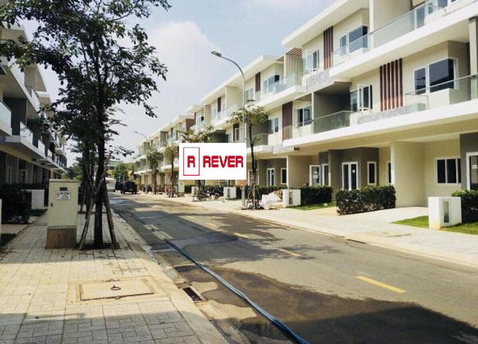 Đường trước nhà phố Quận 9 Nhà phố dự án Rio Vista thiết kế 1 trệt, 2 lầu đúc kiên cố, đầy đủ nội thất.