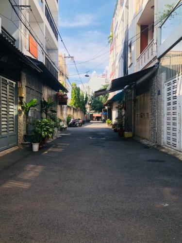 Hẻm nhà phố đường Đỗ Thừa Luông, Tân Phú Nhà phố hướng Đông hẻm xe hơi, nội thất đầy đủ có sổ hổng riêng.