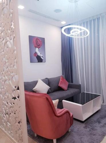 Phòng khách Vinhomes Golden River Quận 1 Căn hộ Vinhomes Golden River tầng cao, ban công hướng Đông Bắc.