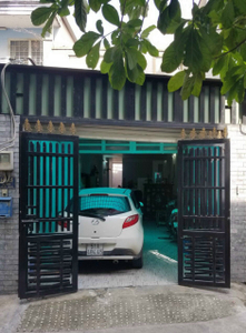 Mặt tiền nhà phố Quận Tân Phú Nhà phố cấp 4 hẻm rộng 6m, cách đường Tân Hương 30m, có sổ hồng riêng.