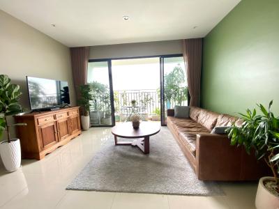 phòng khách căn hộ riviera point Căn hộ Riviera Point đón view sông, tầng trung thoáng mát.