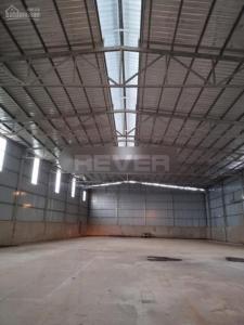 Nhà xưởng kho bãi diện tích 1800m2, đường xe Container rộng rãi.