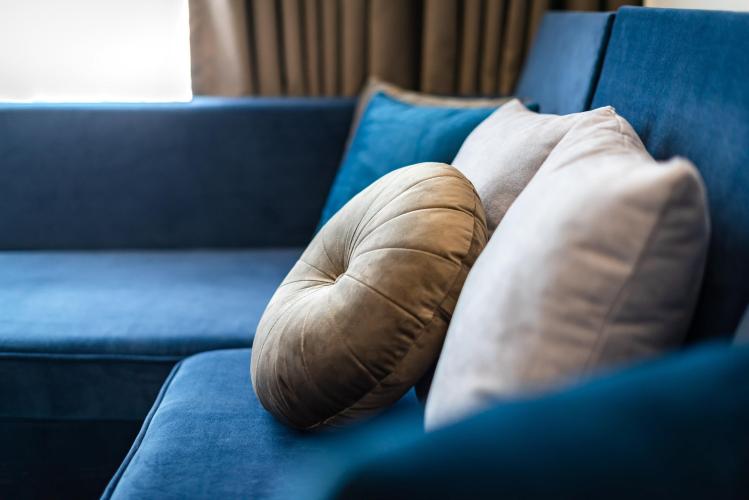 Phòng khách căn hộ Saigon Royal Căn hộ Saigon Royal tầng trung, view nhìn ra hướng tòa nhà Bitexco