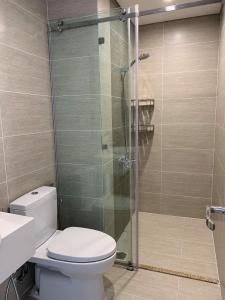 Toilet Vinhomes Grand Park Quận 9 Căn hộ nội thất cơ bản Vinhomes Grand Park tầng trung đón gió.