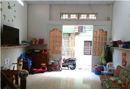 Nhà phố Quận Gò Vấp Nhà phố hướng Tây Nam thiết kế 1 trệt, 1 lầu kiên cố, nội thất cơ bản.