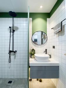 Nhà vệ sinh Saigon South Residence  Căn hộ Saigon South Residence nội thất đầy đủ, hướng Bắc.