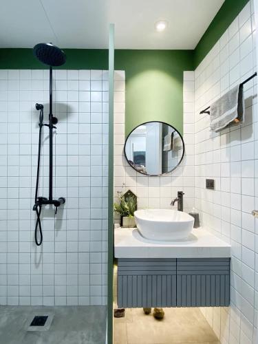 Nhà vệ sinh Saigon South Residence  Căn hộ Saigon South Residence nội thất đầy đủ, hướng Bắc.