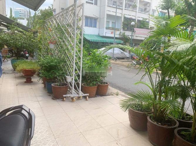 Chung cư 189b Cống Quỳnh Tầng trệt chung cư 189B Cống Quỳnh có sân trước nhà rộng 40m2.