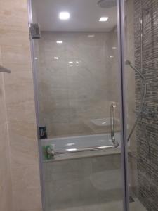 Phòng tắm căn hộ Vinhomes Golden River Căn hộ Vinhomes Golden River ban công Tây Nam, nội thất cơ bản.