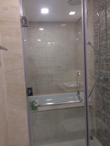 Phòng tắm căn hộ Vinhomes Golden River Căn hộ Vinhomes Golden River ban công Tây Nam, nội thất cơ bản.