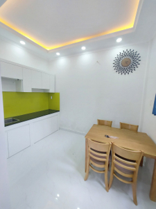 Nhà phố Quận Bình Thạnh Nhà phố thiết kế 1 trệt, 1 lầu đúc kỹ lưỡng, khu nhà lâu cao tầng xung quanh.