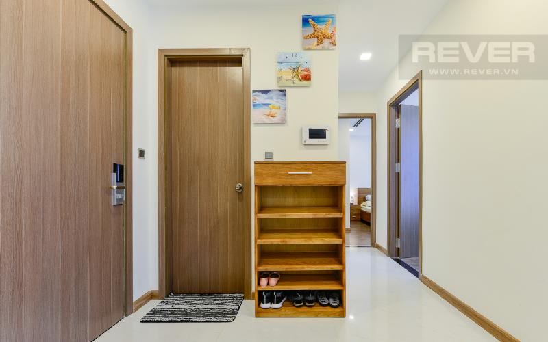 Cửa chính Căn hộ Vinhomes Central Park tầng 14 có 2 phòng ngủ, đầy đủ nội thất.