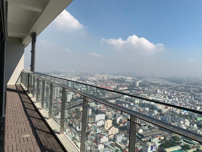 view nhìn ra phía ngoài penthouse riviera point Căn hộ Penthouse Riviera Point tầng cao, ngắm nhìn thành phố.
