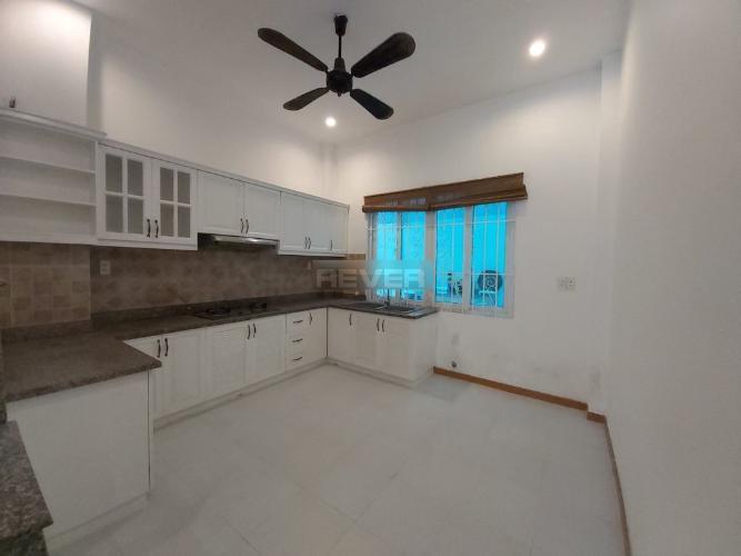  Nhà phố kết cấu 1 trệt 3 lầu, hẻm xe hơi rộng rãi khu dân cư đông đúc.