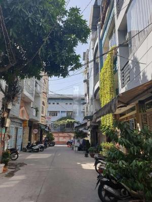 Đường trước nhà phố Quận 4 Nhà phố kết cấu 1 trệt 3 lầu hướng Đông, gần ngay cầu Khánh Hội.