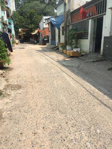 Đường trước nhà phố Quận Tân Phú Nhà phố có 1 trệt, 2 lầu cửa hướng Tây, đón nắng và gió thoáng đãng.