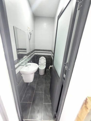 Nhà phố Quận Bình Thạnh Nhà phố thiết kế 1 trệt, 1 lầu đúc kỹ lưỡng, khu nhà lâu cao tầng xung quanh.