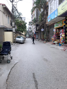 Đường trước nhà phố Quận Thủ Đức Nhà phố thiết kế 1 trệt, 2 lầu và sân thượng kiên cố, có sổ hồng riêng.