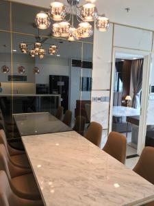 bàn ăn Căn hộ Vinhomes Golden River hướng Đông Bắc, diện tích 118.8m²