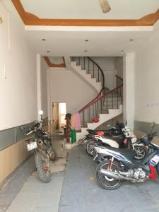 Phòng khách nhà phố Quận 7 Nhà phố hướng Đông Nam đường Gò Ô Môi 3 tầng, nội thất cơ bản.