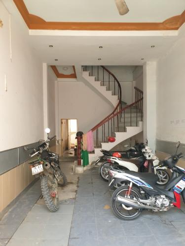 Phòng khách nhà phố Quận 7 Nhà phố hướng Đông Nam đường Gò Ô Môi 3 tầng, nội thất cơ bản.