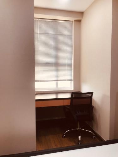 bàn làm việc căn hộ sài gòn mia Bán căn hộ nội thất đầy đủ Saigon Mia, view thành phố mát mẻ