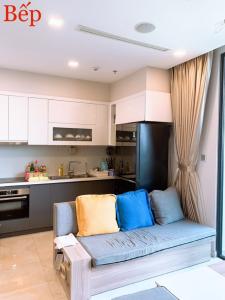 3 Bán căn hộ Vinhomes Golden River 2PN, tầng trung, đầy đủ nội thất, view sông và thành phố