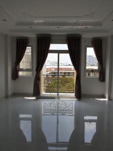 Ban công nhà phố Phú Nhuận Bán nhà phố đường Lê Tự Tài phường 4 quận Phú Nhuận, diện tích 45.8m2, đầy đủ nội thất, sổ hồng pháp lý đầy đủ.
