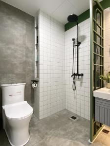 Nhà vệ sinh Saigon South Residence  Căn hộ Saigon South Residence nội thất đầy đủ, hướng Bắc.