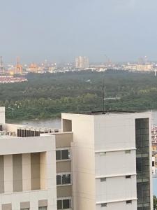 view ban công căn hộ The Tresor Căn hộ tầng cao The Tresor nội thất đầy đủ view thành phố thoáng mát.