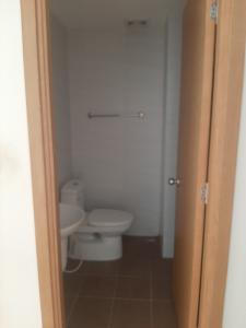 Toilet Starlight Riverside, Quận 6 Căn hộ Starlight Riverside tầng trung, ban công hướng Bắc.