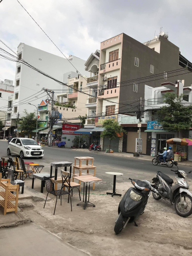 Đường trước nhà phố Quận Tân Bình Nhà phố mặt tiền đường Phạm Văn Bạch, diện tích 65m2 vuông đẹp.