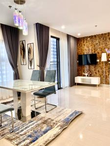 khach_1 Căn hộ Vinhomes Grand Park tầng cao, ban công hướng Đông Nam mát mẻ.