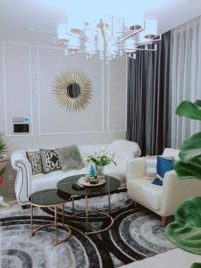 Phòng khách căn hộ Vinhomes Golden River, Quận 1 Căn hộ Vinhomes Golden River hướng Tây Nam, view nội khu yên tĩnh.