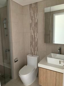 phòng vệ sinh căn hộ riviera point Căn hộ Riviera Point tầng cao, bàn giao đầy đủ nội thất.