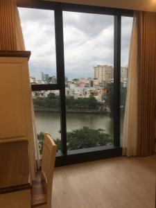 Phòng ngủ Vinhomes Golden River, Quận 1 Căn hộ Vinhomes Golden River view sông và thành phố thơ mộng.