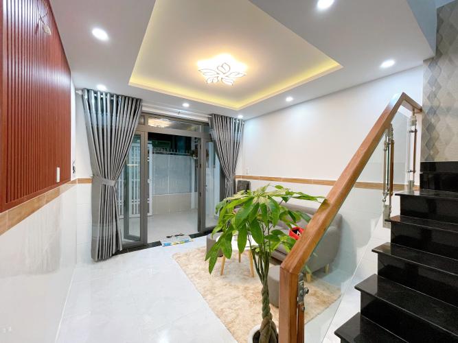 Phòng khách nhà phố Quận Gò Vấp Nhà phố hướng Tây Bắc hẻm xe hơi, cách chợ Hạnh Thông Tây 1km.