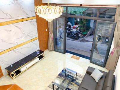 Phòng khách nhà phố Quận 7 Nhà hẻm xe tải đường Lâm Văn Bền, nội thất đầy đủ nhà mới xây.