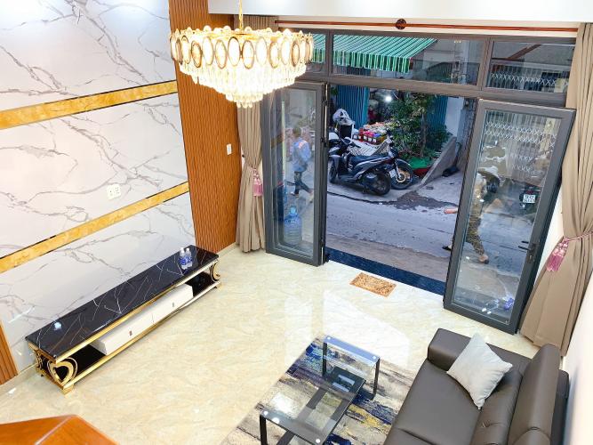 Phòng khách nhà phố Quận 7 Nhà hẻm xe tải đường Lâm Văn Bền, nội thất đầy đủ nhà mới xây.