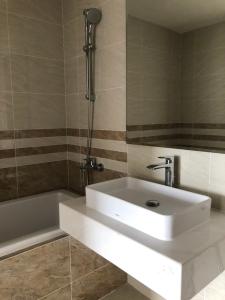 Nội thất căn hộ Saigon Royal Căn hộ Saigon Royal 2 phòng ngủ cửa hướng Đông Nam, view Bitexco.