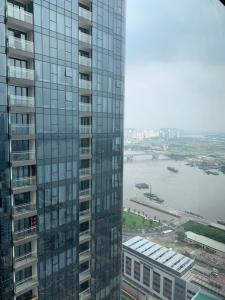 View ban công Vinhomes Golden River, Quận 1 CĂN HỘ VINHOMES GOLDEN RIVER TẦNG CAO