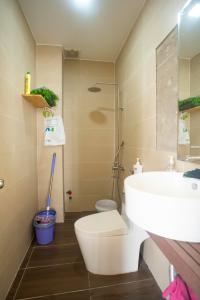 Toilet nhà phố Quận 7 Nhà mặt tiền đường số 9, Quận 7, đầy đủ nội thất, cách chợ Tân Mỹ 200m