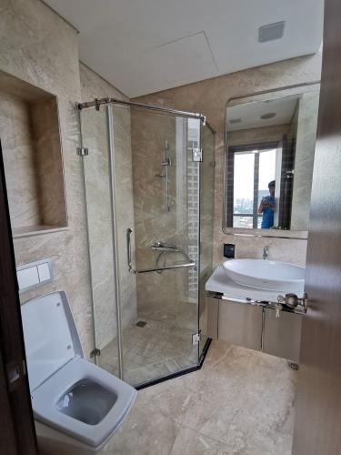 Phòng tắm căn hộ Vinhomes Central Park , Quận Bình Thạnh  Office-tel Vinhomes Central Park hướng ban công tây không có nội thất diện tích 45.9m²